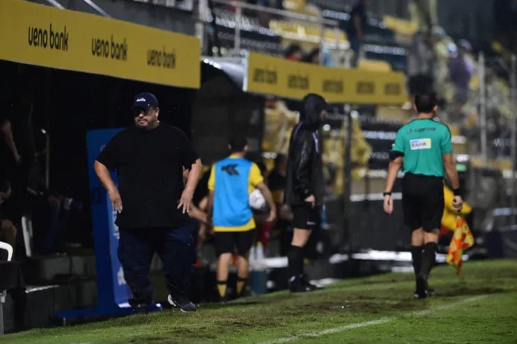El gesto de preocupación del entrenador de Sol de América. Humberto García, en el encuentro ante Guaraní.