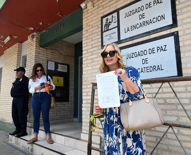 La periodista Menchi Barriocanal exhibe la orden que obtuvo del juez de Paz de La Encarnación Enmanuel Villalba, luego de que su número telefónico privado fuera expuesto y recibiera amenazas e insultos.