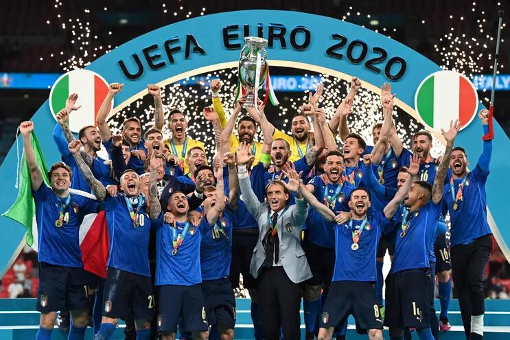 En esta foto de archivo tomada el 12 de julio de 2021, el defensa italiano Giorgio Chiellini levanta el trofeo de la Eurocopa durante la presentación después de que Italia ganara el partido de fútbol de la final de la UEFA EURO 2020 entre Italia e Inglaterra en el estadio de Wembley en Londres el 11 de julio de 2021.