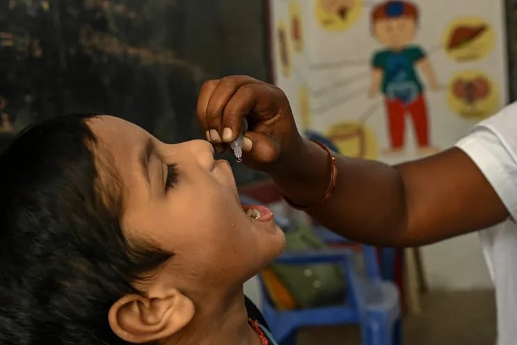 La vacunación contra la polio es muy importante desde la primera infancia, concretamente a los dos, cuatro y seis meses de vida. Se hace un refuerzo a los cinco años, al ingreso en la escuela primaria. (Photo by Arun SANKAR / AFP)
