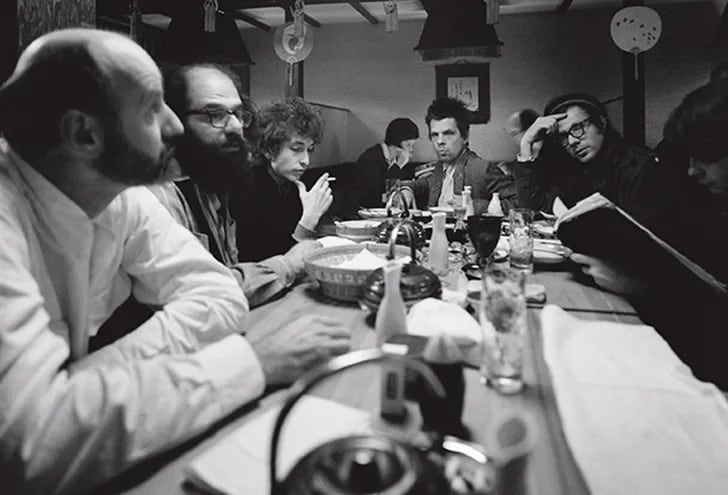 Desde la izquierda, Lawrence Ferlinghetti, Allen Ginsberg, Bob Dylan, Peter y Julian Orlofsky, 1965.