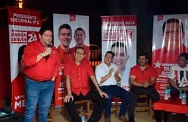 El concejal Ramón Servín junto al senador Erico Galeano y el diputado Diego Candía, durante la campaña proselitista.