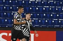 Los jugadores de Libertad, Óscar Cardozo y Enso González, celebrando el gol de 'Tacuara' ante Tigre.