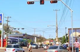 Los semáforos fueron instalados con ocho meses de retraso en Hernandarias.