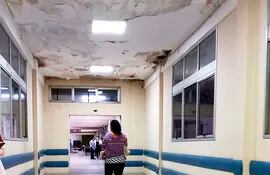Pasillo del Hospital Central del IPS, visiblemente en malas condiciones.