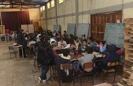 estudiantes-de-tres-escuelas-del-banado-sur-se-encuentran-en-la-parroquia-san-pedro-y-san-pablo--201718000000-1103054.jpg