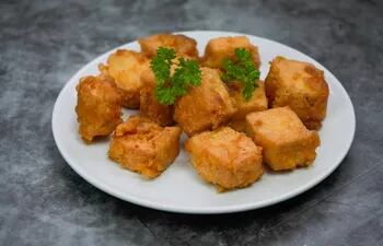 Daditos de tofu adobado.