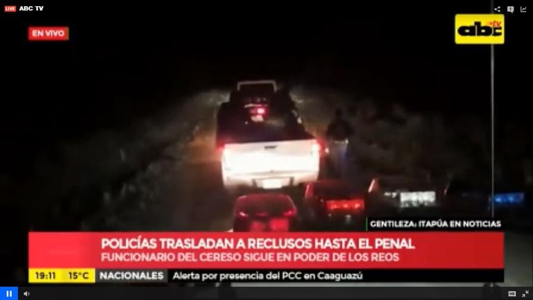 Policías trasladan a reclusos hasta el penal.