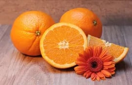 Las frutas cítricas como la naranja, fortalecen el sistema inmunológico, son fuente importante de vitaminas y minerales y aportan muchos otros beneficios para la salud.