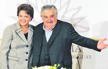 la-presidente-brasilena-dilma-rousseff-y-el-expresidente-uruguayo-jose-pepe-mujica-foto-de-archivo-204425000000-1334595.jpg