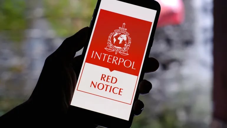 Logo de la Interpol en un teléfono celular.