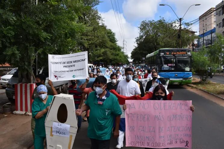 Funcionarios del Hospital de Clínicas se movilizaron ayer frente al centro médico.