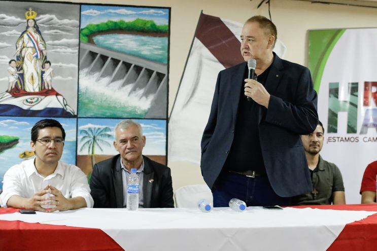 Cesar "Landy" Torres, Nelson Cano y Roberto González Vaesken durante el acto político en la Municipalidad de Hernandarias.