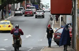 Asunción amaneció con temperaturas por debajo de los 11ºC y los peatones debieron sacar sus abrigos.