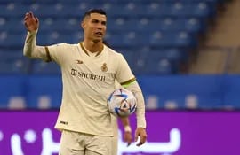 El delantero portugués de Nassr, Cristiano Ronaldo, hace un gesto durante el partido de fútbol de la Saudi Pro League entre Al-Hilal y Al-Nassr en el estadio Prince Faisal Bin Fahd en la capital, Riad, el 18 de abril de 2023.
