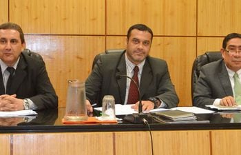 El Tribunal de Sentencia de Paraguarí presidido por Hugo Ignacio Ríos Alcaraz y sus miembro titulares, Gerardo Ruíz Díaz y  Jorge Giménez.
