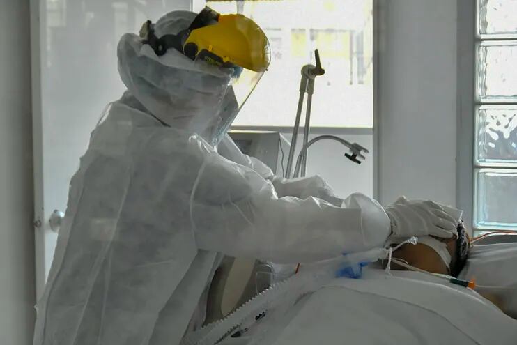 Un trabajador médico atiende a un paciente con covid-19 en la unidad de terapia intensiva del hospital Santa Clara de Bogotá, Colombia.