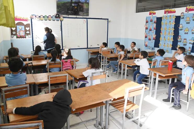 La Escuela Básica Casa Amparo de Fe cuenta con materiales tecnológicos, pero no con personal de informática que pueda brindar clases a los niños.