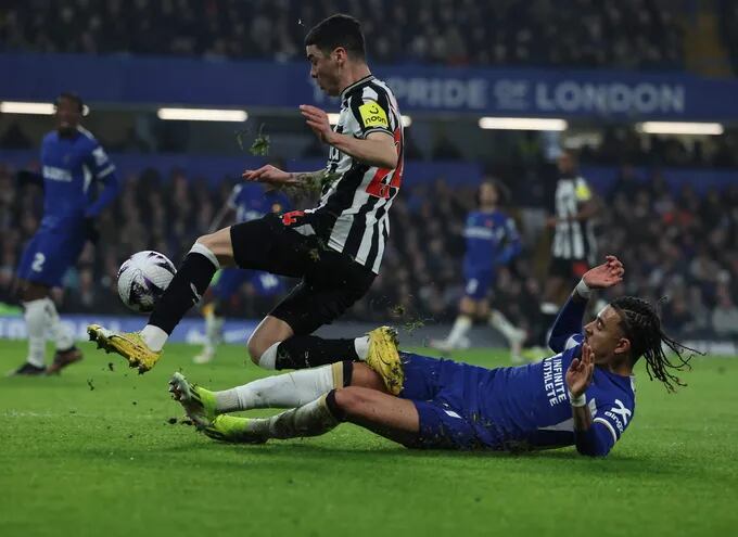 London (United Kingdom), 11/03/2024.- Chelsea's Malo Gusto (down) and Newcastle's Miguel Almiron battle for the ball during the English Premier League soccer match Chelsea FC vs Newcastle United, in London, Britain, 11 March 2024. (Reino Unido, Londres) EFE/EPA/ISABEL INFANTES EDITORIAL USE ONLY. No use with unauthorized audio, video, data, fixture lists, club/league logos, 'live' services or NFTs. Online in-match use limited to 120 images, no video emulation. No use in betting, games or single club/league/player publications.
