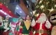 Papá Noel, sus elfos y Muza estuvieron en el encendido del árbol navideño de Multiplaza.