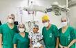 El pequeño Marcelo, luego de su exitosa cirugía, junto al doctor Jesús Marín y el resto del equipo médico que lo asistió.