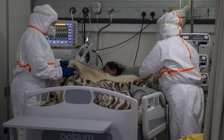 Enfermeros tratan a una paciente con coronavirus en la unidad de terapia intensiva del hospital universitario Rafic Hariri, en Beirut, Líbano.