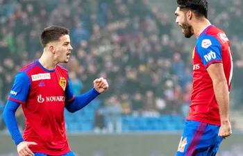 Omar Alderete (d) celebra su gol, en la victoria del Basel sobre el puntero de la Super Liga Suiza, Young Boys.