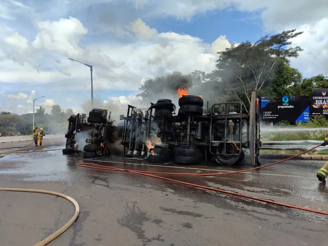 Camión cisterna volcó y se incendió en Caacupé.