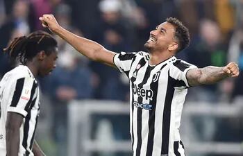 Danilo celebra su gol, el segundo para la victoria 2-0 de Juventus ante Fiorentina.