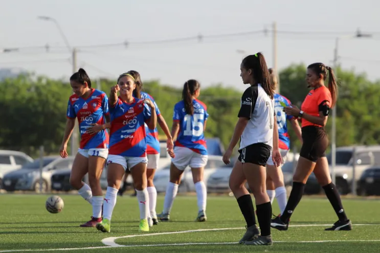 Las jugadores de Cerro Porteño celebran un gol ante Tacuary por el torneo Apertura 2023 del Fútbol Femenino.