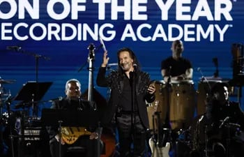 Marco Antonio Solis en el escenario de Las Vegas en el que recibió anoche el reconocimiento a la Persona del Año, en el marco de los Latin Grammy .