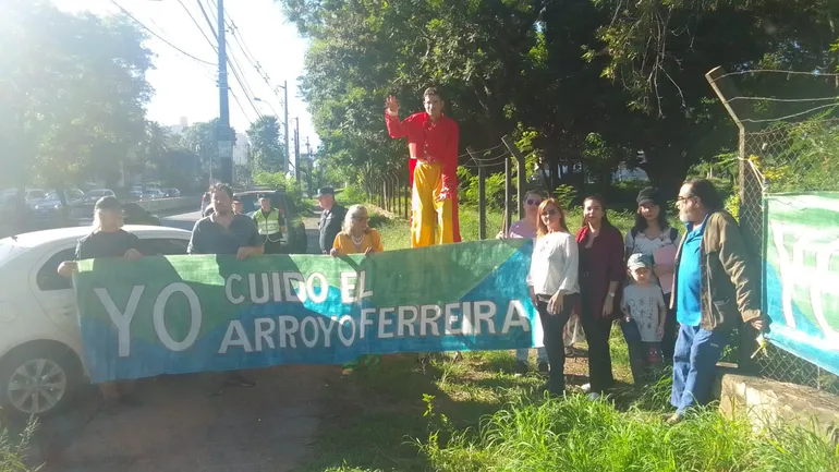 Movilización de ciudadanos que defienden un predio verde en el barrio San Vicente.