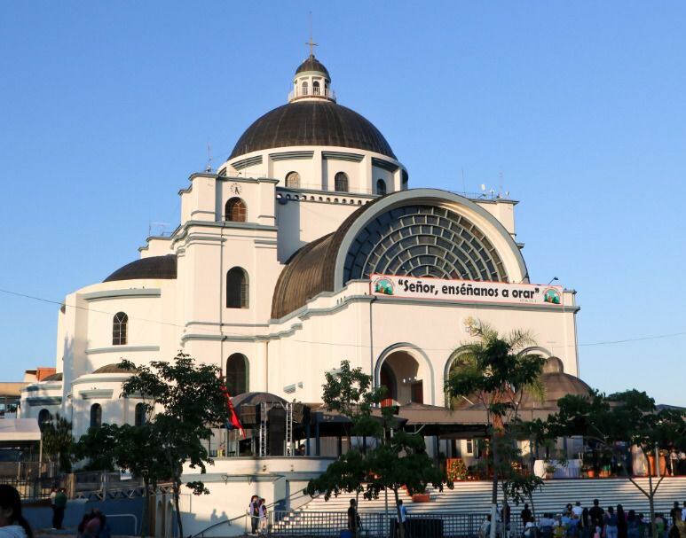Basílica de Caacupé. El 8 de diciembre se celebra el día de la virgen.