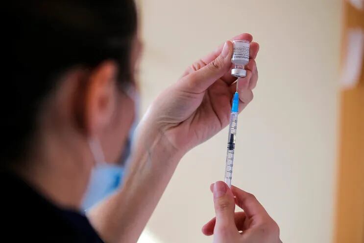 Una trabajadora de la salud prepara una dosis de la vacuna Pfizer en un centro de vacunación en Santiago, Chile.