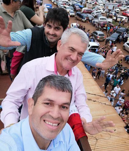 Emiliano Cano Ozuna (camisa rosa) en el festejo con sus aliados y seguidores.
