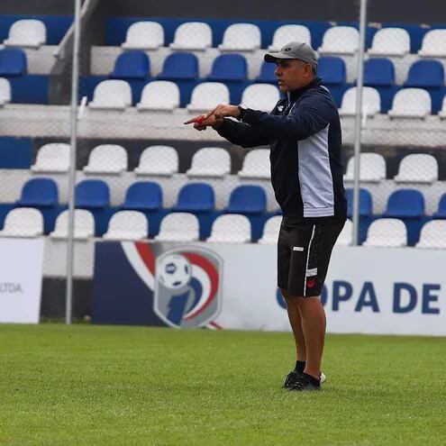 Pedro Sarabia, entrenador del 12 de Octubre de Itauguá.