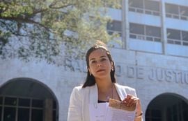 Johanna Ortega, candidata a la intendencia de Asunción, frente al Palacio de Justicia exhibiendo los documentos del amparo.