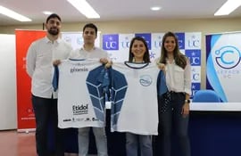 Estudiantes de la Universidad Católica de Asunción mostrando la indumentaria oficial que se usará en la corrida del próximo domingo 6 de noviembre en Ñu Guasu.