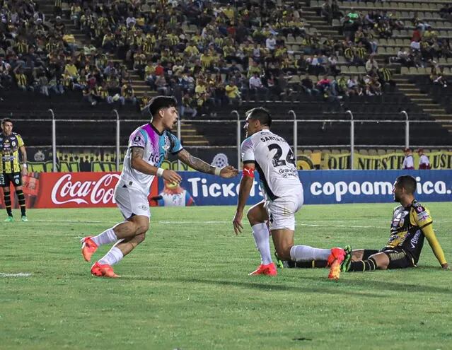 Roque Santa Cruz se dispone a festejar con Matías Espinoza su gol señalado en Venezuela.