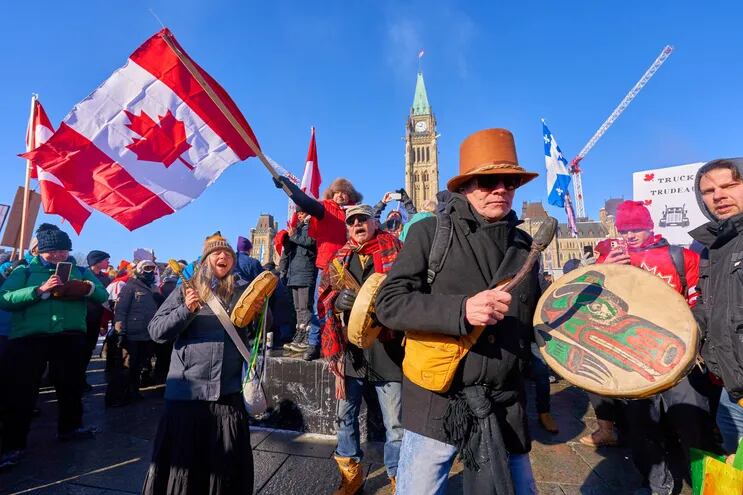 Una multitud de manifestantes que forman parte del "Freedom Convoy 2022" se reúnen frente a Parliament Hill, en Ottawa, Canadá; para protestar contra las restricciones e imposiciones sanitarias.