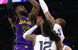 LeBron James, solitario gladiador en la mala campaña de Los Lakers, que volvió a caer, esta vez ante los Grizzlies. AFP