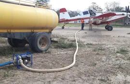 Avión chileno recargando agua en Chovoreca.