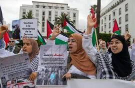 Manifestantes pro-palestinos protestan en Rabat, Marruecos, este domingo.