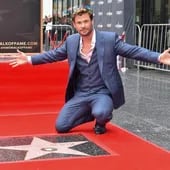 El actor australianoi Chris Hemsworth posa feliz con su estrella en el Paseo de la Fama de Hollywood, California.