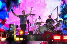 El cantante Chris Martin y el baterista Will Champion del grupo británico Coldplay durante su presentación en el festival Rock in Río, en Brasil.