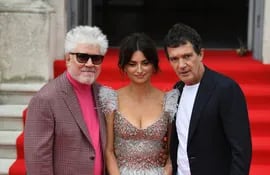 El director español, Pedro Almodovar posa en la alfombra roja con la actriz Penelope Cruz y el actor Antonio Banderas, durante la premiere de gala del filme "Dolor y Gloria", en Londres.