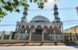 La imponente mezquita del Este, donde la comunidad musulmana practica el  culto islámico.
