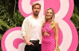 Ryan Gosling y Margot Robbie, quienes dan vida a Ken y Barbie en la esperada película de la icónica muñeca de Mattel.