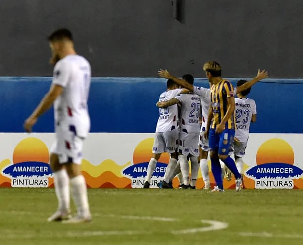 Los jugadores de Nacional festejan un tanto contra el Sportivo Luqueño en el estadio Arsenio Erico de Asunción por la temporada 2021 del fútbol paraguayo.