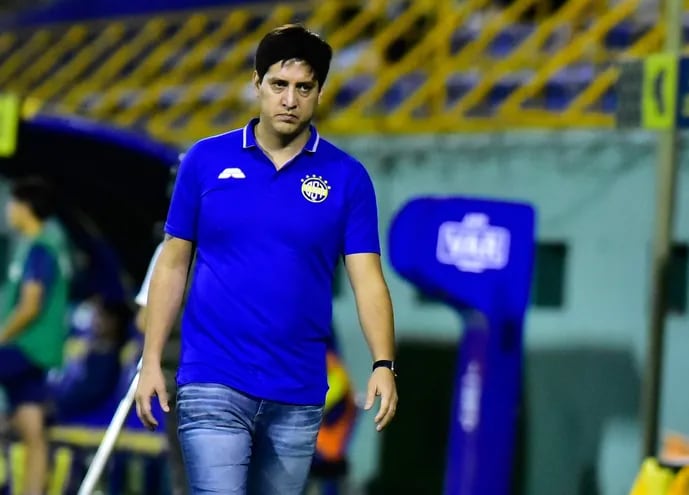 José Arrúa camina por su área técnica con un rostro que refleja preocupación por el funcionamiento de su equipo